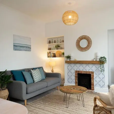 High Tide - Close To Apartament